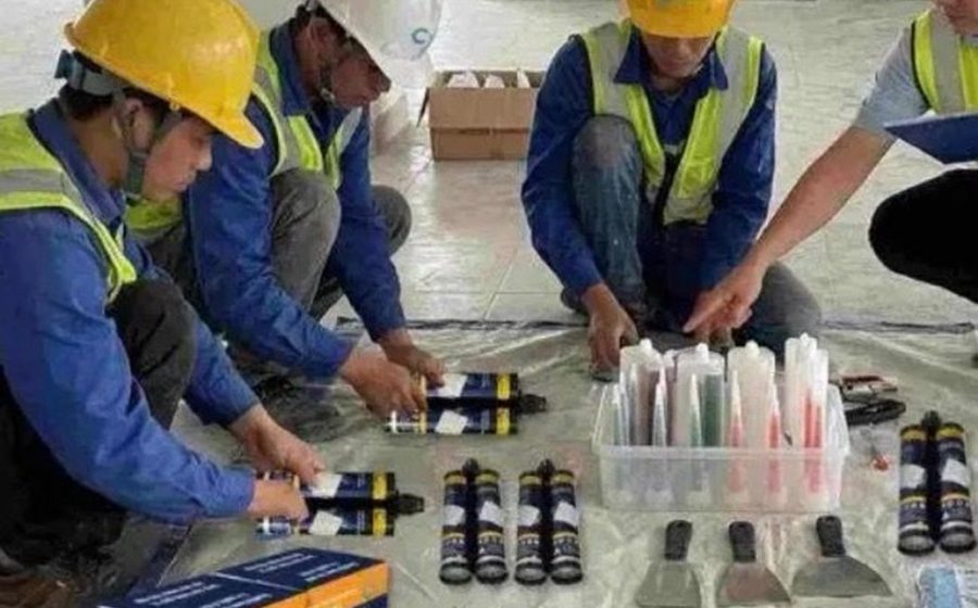 Đội thợ chuẩn bị keo chít mạch epoxy E102